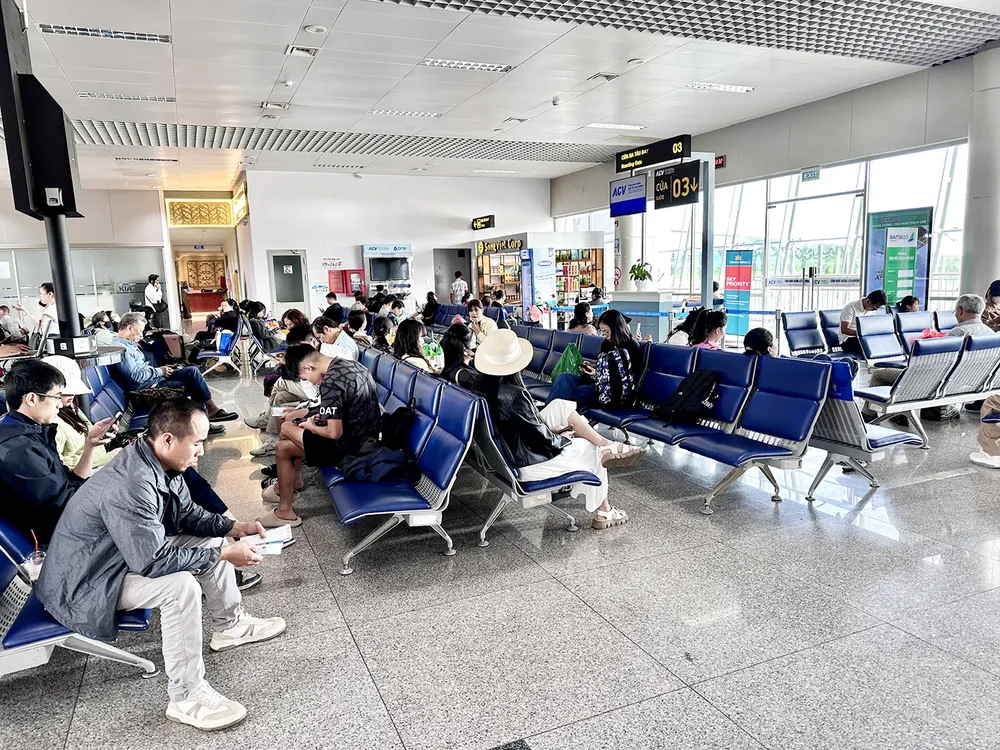 Hành khách chờ lên chuyến bay tại sân bay Liên Khương (Lâm Đồng). Ảnh: ĐOÀN KIÊN !5a.jpg