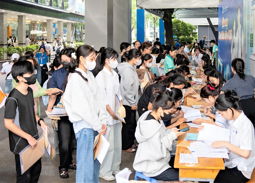 Thì sinh làm thủ tục nhập học tại Trường ĐH Công thương TPHCM ngày 26-8. Ảnh: THANH HÙNG !5c.jpg