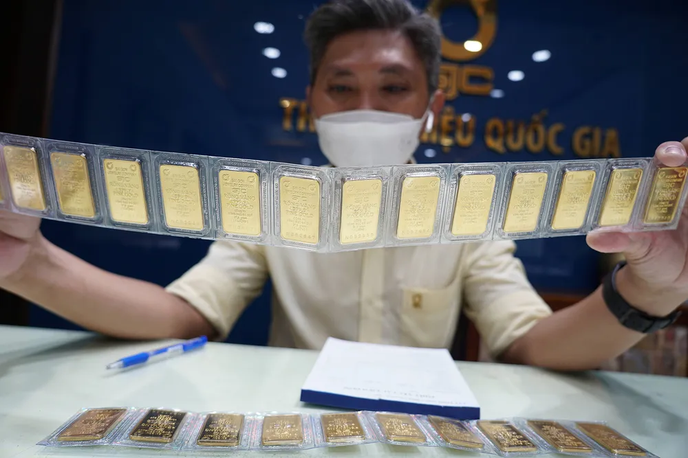 Giao dịch vàng miếng tại Công ty cổ phần Vàng bạc Đá quý SJC trên đường Nguyễn Thị Minh Khai, phường Bàn Cờ, TPHCM. Ảnh: HOÀNG HÙNG !6c.jpg