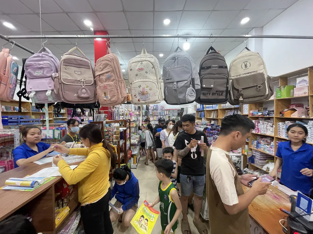 Phụ huynh chọn mua dụng cụ học tập cho con tại Nhà sách Thái Bình, phường Tân Hưng, TPHCM, tối 26-8. Ảnh: Hoàng Hùng %4b.jpg