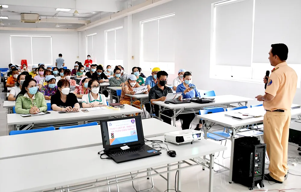 Phòng Cảnh sát giao thông, Công an tỉnh Đồng Tháp tổ chức tuyên truyền luật giao thông đến công nhân Khu công nghiệp Tân Hương %5b.jpg