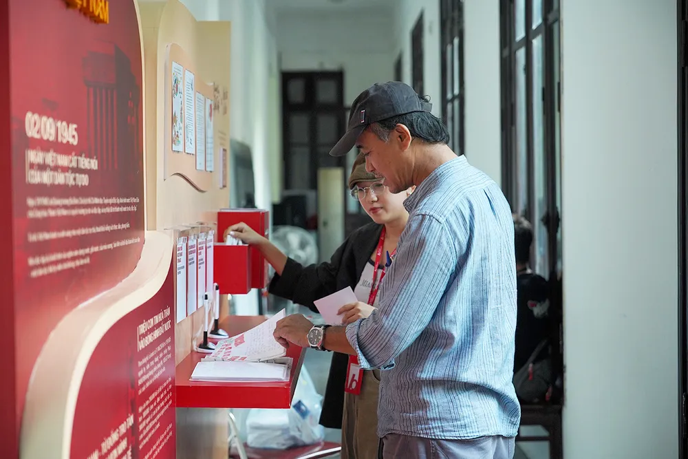 Nhiều người đến hòm thư của dự án Một dòng cho Việt Nam để gửi gắm tình cảm cho đất nước qua những lá thư tay %6a.jpg