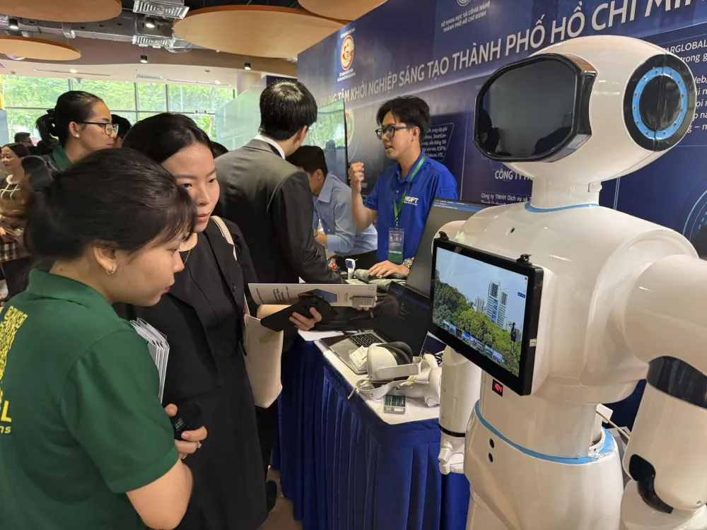 Robot ứng dụng trí tuệ nhân tạo - một dự án khởi nghiệp được trưng bày tại sự kiện khai trương tòa nhà SIHUB TPHCM, ngày 23-8. Ảnh: TẤN BA D1a.jpg