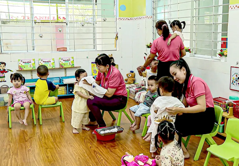 Giáo viên Trường mầm non Tuổi Ngọc (phường Mỹ Tho, tỉnh Đồng Tháp) chăm sóc trẻ. Ảnh: NGỌC PHÚC D5B.jpg