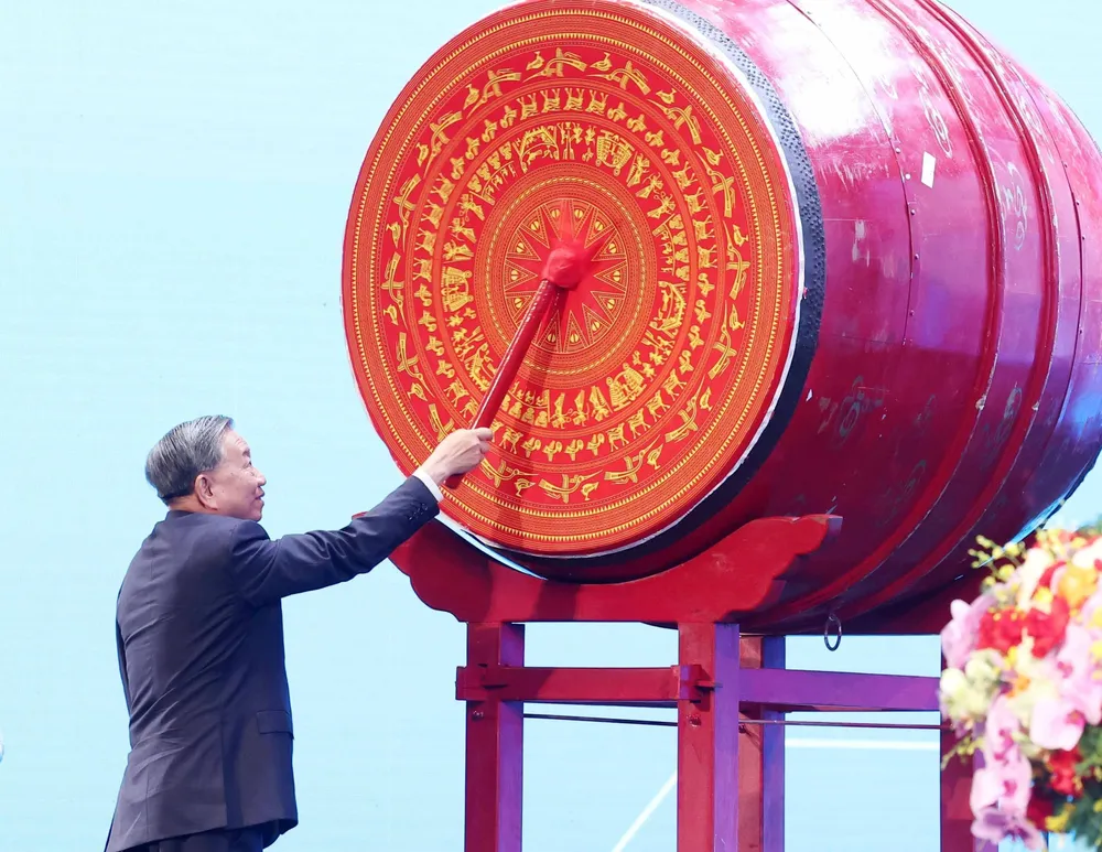 Tổng Bí thư Tô Lâm đánh trống khai giảng năm học 2025-2026 F1a.jpg