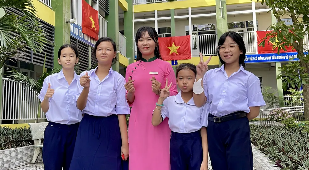 Niềm vui ngày khai giảng của cô trò Trung tâm Hỗ trợ phát triển giáo dục hòa nhập Bình Chánh (TPHCM). Ảnh: Hoàng Hùng F1c.jpg