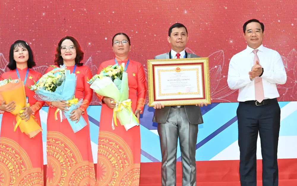 Chủ tịch UBND TPHCM Nguyễn Văn Được trao Huân chương Lao động hạng nhì cho Trường THPT Trần Phú (TPHCM). Ảnh: VIỆT DŨNG F1d.jpg