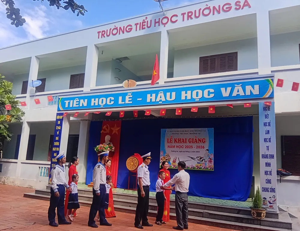 Thầy cô giáo Trường Tiểu học Trường Sa (đặc khu Trường Sa, tỉnh Khánh Hòa) chào đón các em trong buổi khai giảng. Ảnh: Thùy Liên F3a.jpg