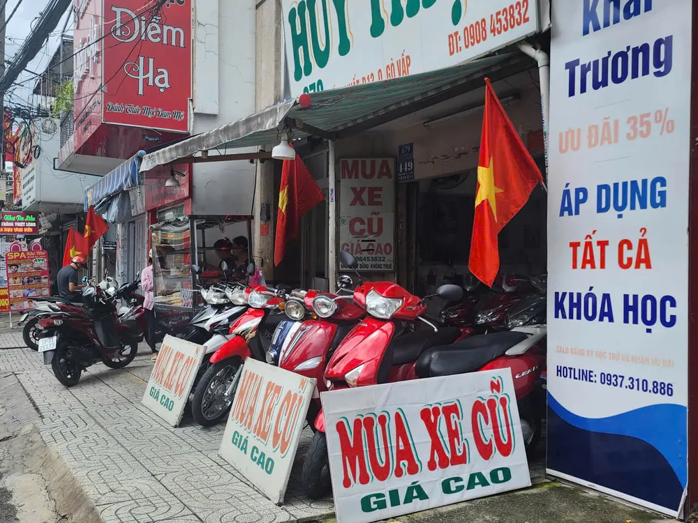 Một cửa hàng mua bán xe máy cũ tại phường An Hội Đông, TPHCM vắng vẻ khách hàng F5A.jpg