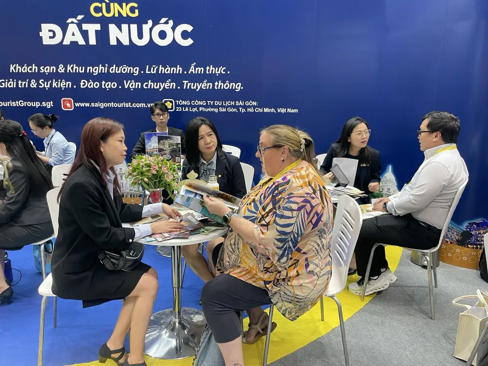 Người mua quốc tế làm việc với đại diện Lữ hành Saigontourist trong khuôn khổ ITE HCMC 2025. Ảnh: HÂN GIA F5B.jpg