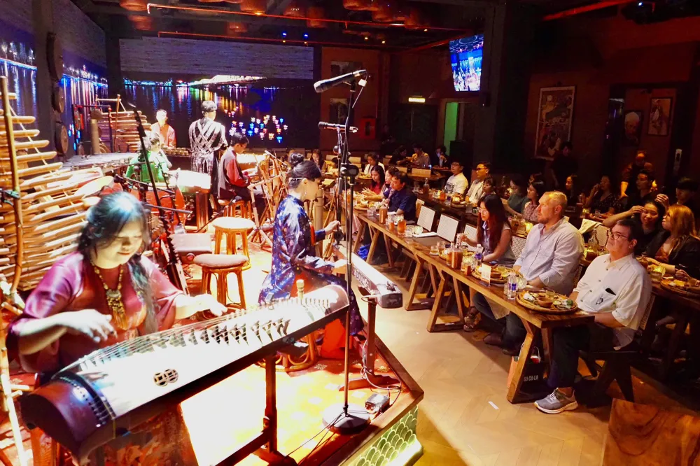 Khách thưởng thức các tiết mục nghệ thuật tại Chào Show (số 6 Nguyễn Siêu, phường Sài Gòn, TPHCM). Ảnh: HOÀNG HÙNG F1f.jpg