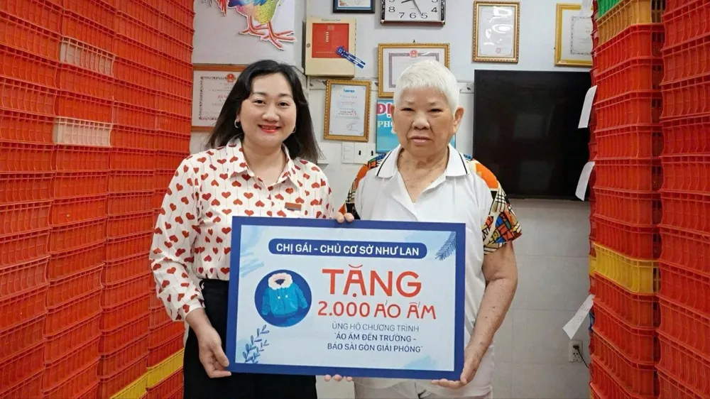 Phó Tổng Biên tập Báo SGGP Bùi Thị Hồng Sương tiếp nhận 2.000 chiếc áo ấm do bà Nguyễn Thị Dậu, chủ cơ sở Như Lan trao tặng. Ảnh: VIỆT NGA F7b.jpg