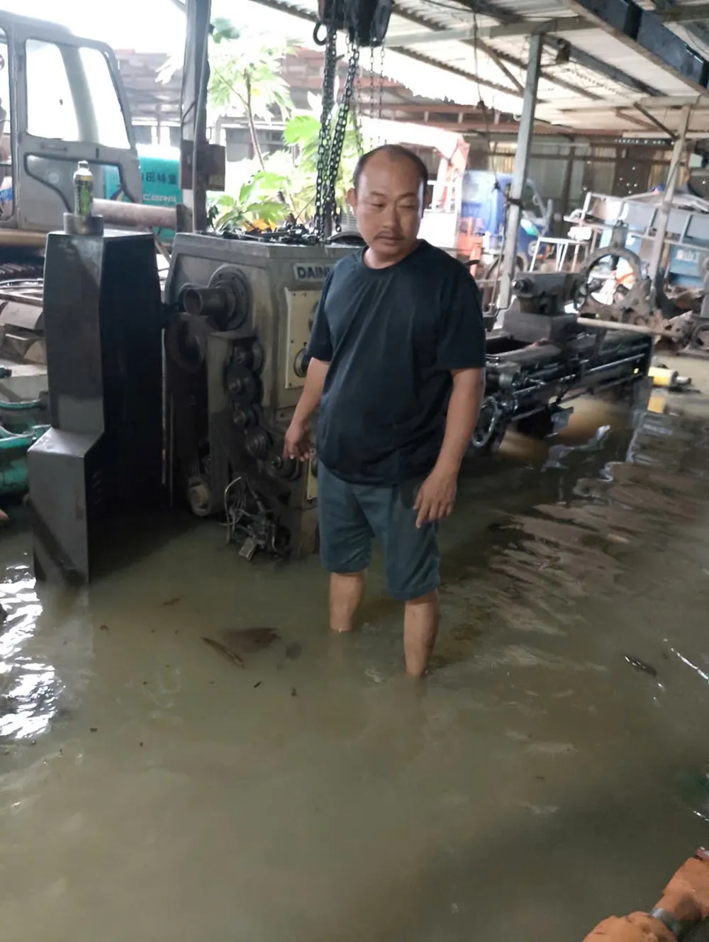 Nhà xưởng, máy móc của người dân chìm trong nước mỗi khi mưa J4b.jpg