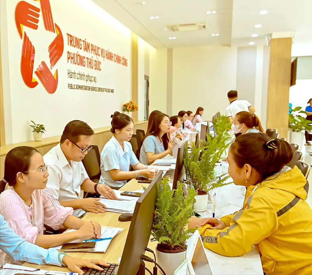 Người dân đến làm thủ tục tại Trung tâm Phục vụ Hành chính công phường Thủ Đức, TPHCM. Ảnh: VIỆT DŨNG L1a.jpg
