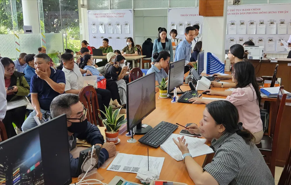 Công chức phường Đông Hưng Thuận (TPHCM) giải quyết hồ sơ cho người dân L3b.jpg