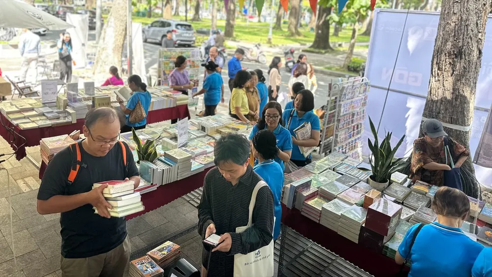 Bạn đọc hào hứng tìm mua sách tại Hội sách phường Sài Gòn L6a.jpg