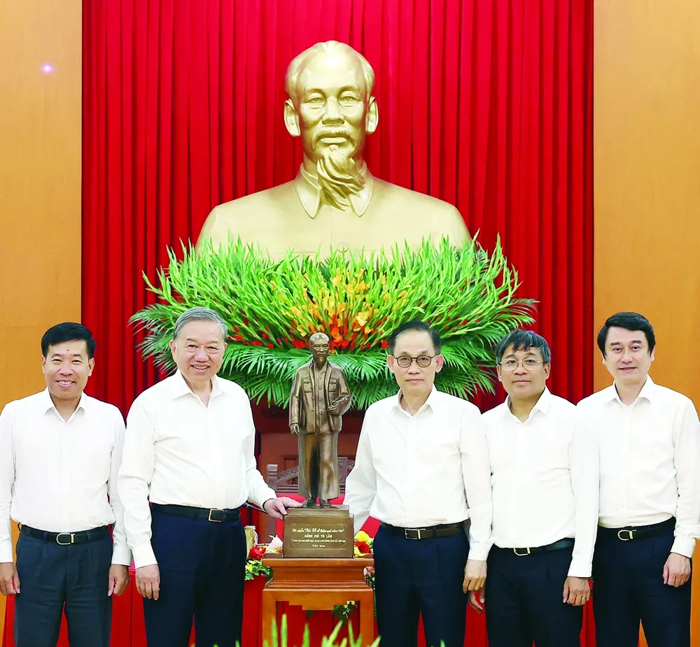 Tổng Bí thư Tô Lâm tặng bức tượng Chủ tịch Hồ Chí Minh cho Bộ Ngoại giao. Ảnh: TTXVN P2c.jpg