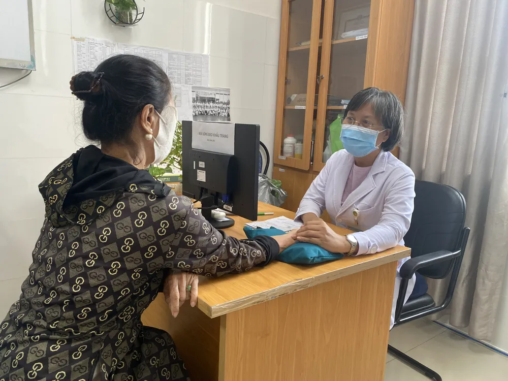 Bác sĩ Bệnh viện Đa khoa Vũng Tàu thăm khám cho người bệnh. Ảnh: KHÁNH CHI P4a.jpg