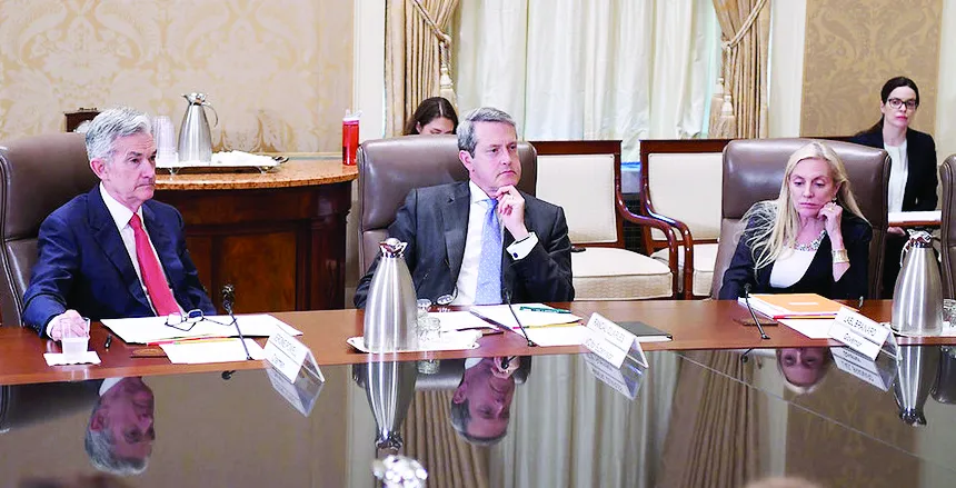 Chủ tịch FED Jerome Powell (trái) trong một cuộc họp của FED. Ảnh: MarketWatch P8c.jpg