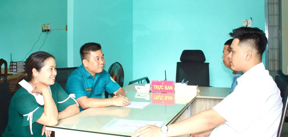 Anh Phạm Quốc Huy (áo trắng) cùng ba mẹ đi nộp đơn tình nguyện nhập ngũ R3a.jpg