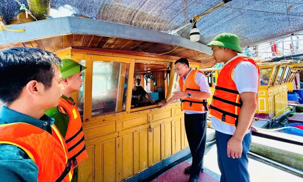 Lực lượng chức năng Đặc khu Vân Đồn (Quảng Ninh) tuyên truyền vận động tàu thuyền vào tránh trú bão số 9. Ảnh: CTV X1b.jpg