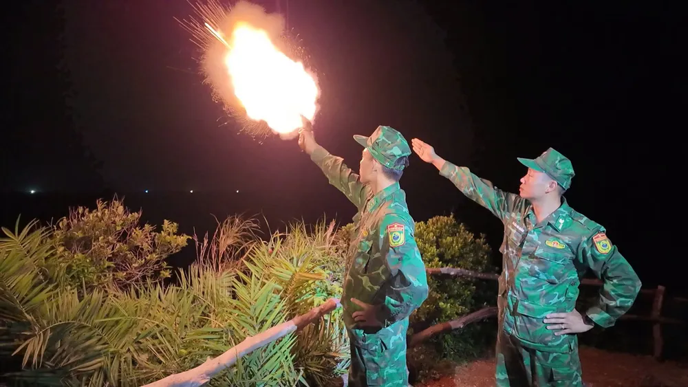 Bộ đội biên phòng Đặc khu Cô Tô (Quảng Ninh) bắn pháo hiệu cảnh báo tàu thuyền vào tránh trú bão số 9. Ảnh: THU BÁU X1c.jpg