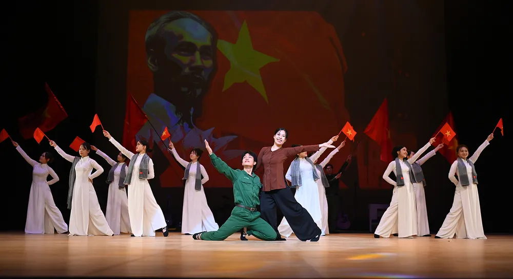 Một tiết mục nghệ thuật truyền thống Việt Nam biểu diễn trong chương trình Tự hào một dải non sông X6a.jpg