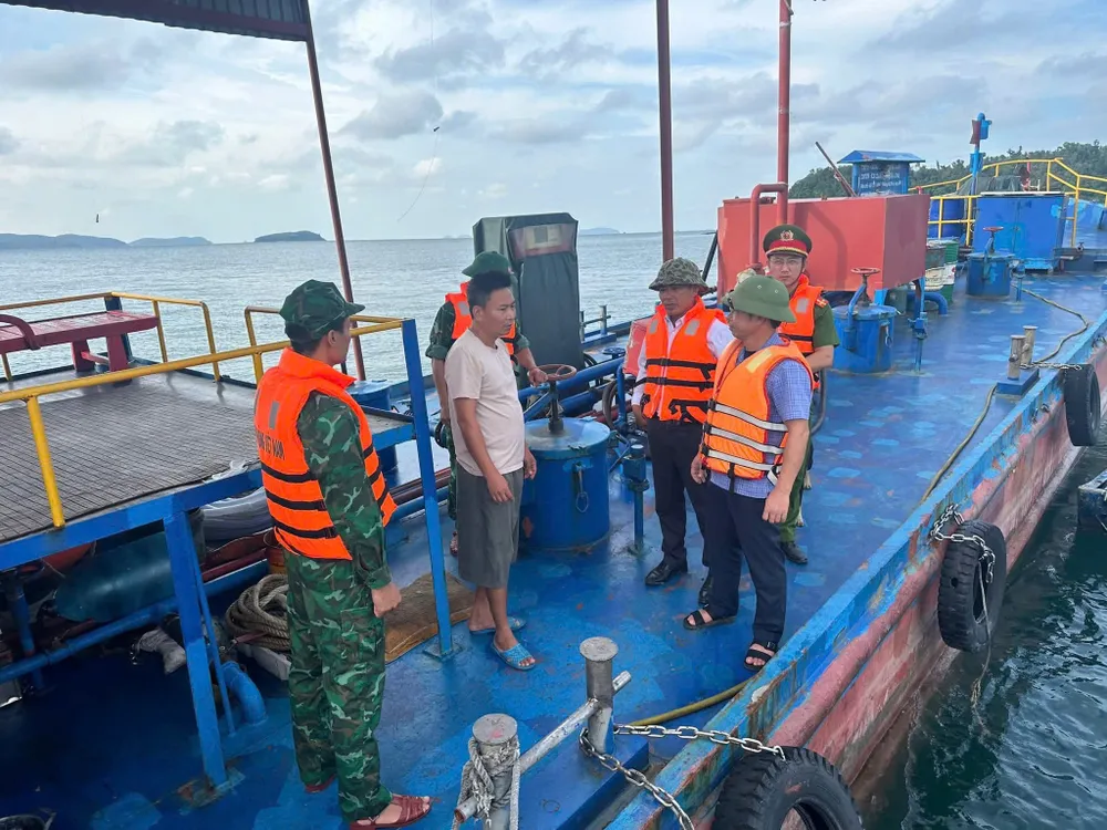 Lực lượng Biên phòng Thanh Lân (tỉnh Quảng Ninh) kêu gọi tàu thuyền, bè nuôi trồng thủy sản đưa phương tiện vào nơi an toàn tránh bão số 9. Ảnh: THU BÁU X7a.jpg