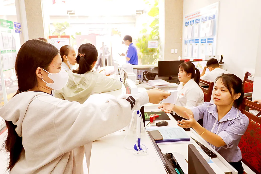 Người dân nộp hồ sơ tại Trung tâm Phục vụ hành chính công phường Bến Thành, TPHCM. Ảnh: NGÔ BÌNH Z1e.jpg
