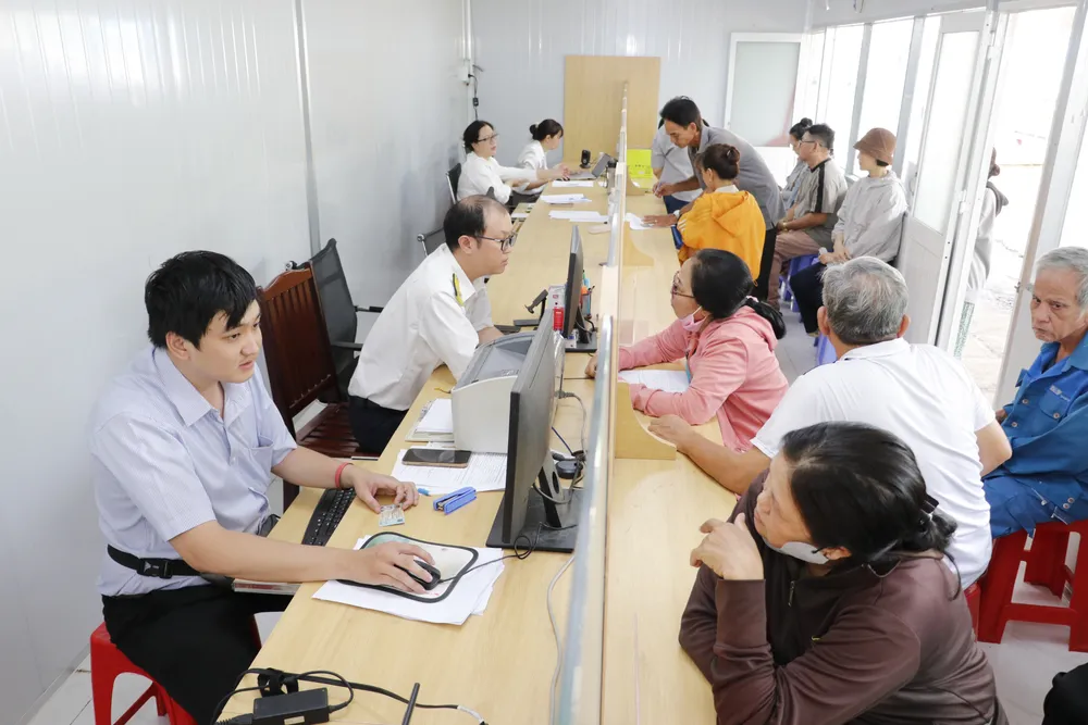 Phường An Phú Đông (TPHCM) cải tạo tạm khu vực liền kề bộ phận một cửa thuộc khuôn viên UBND phường để bố trí thêm 8 quầy cho các cơ quan, tổ chức theo ngành dọc. Ảnh: NGÔ BÌNH Z4b.jpg