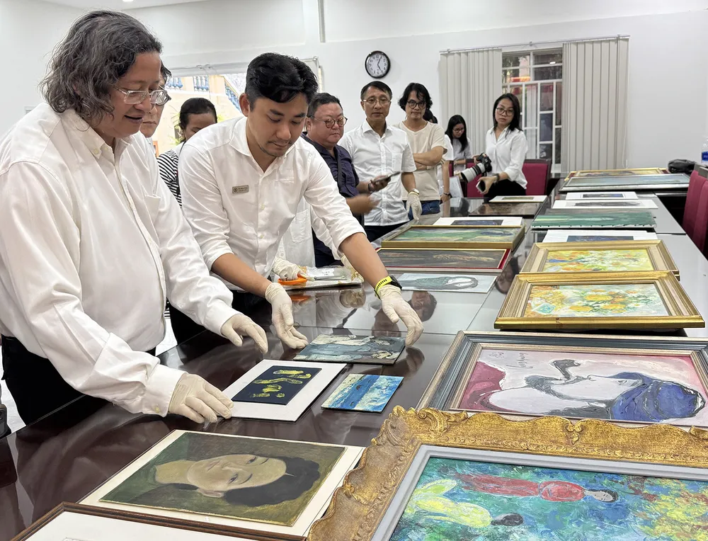 Đại diện Sở VH-TT và Bảo tàng Mỹ thuật TPHCM mở niêm phong bộ sưu tập “Từ Mỹ thuật Đông Dương đến Mỹ thuật Gia Định (1925 - 1975)”, được ông bà Lê Tất Luyện - Thụy Khuê hiến tặng Z6a.jpg