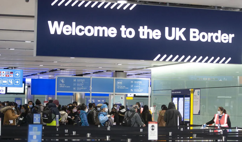 Khu vực kiểm soát nhập cảnh trong sân bay quốc tế Heathrow, thủ đô London của Anh. Ảnh: Sky News Z8b.jpg