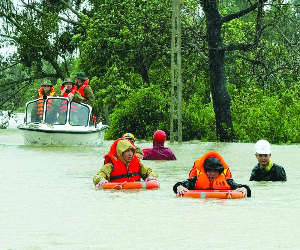 Lực lượng công an hỗ trợ người dân xã Trường Lâm (tỉnh Thanh Hóa) sơ tán khỏi vùng ngập sâu, nguy hiểm &1c.jpg