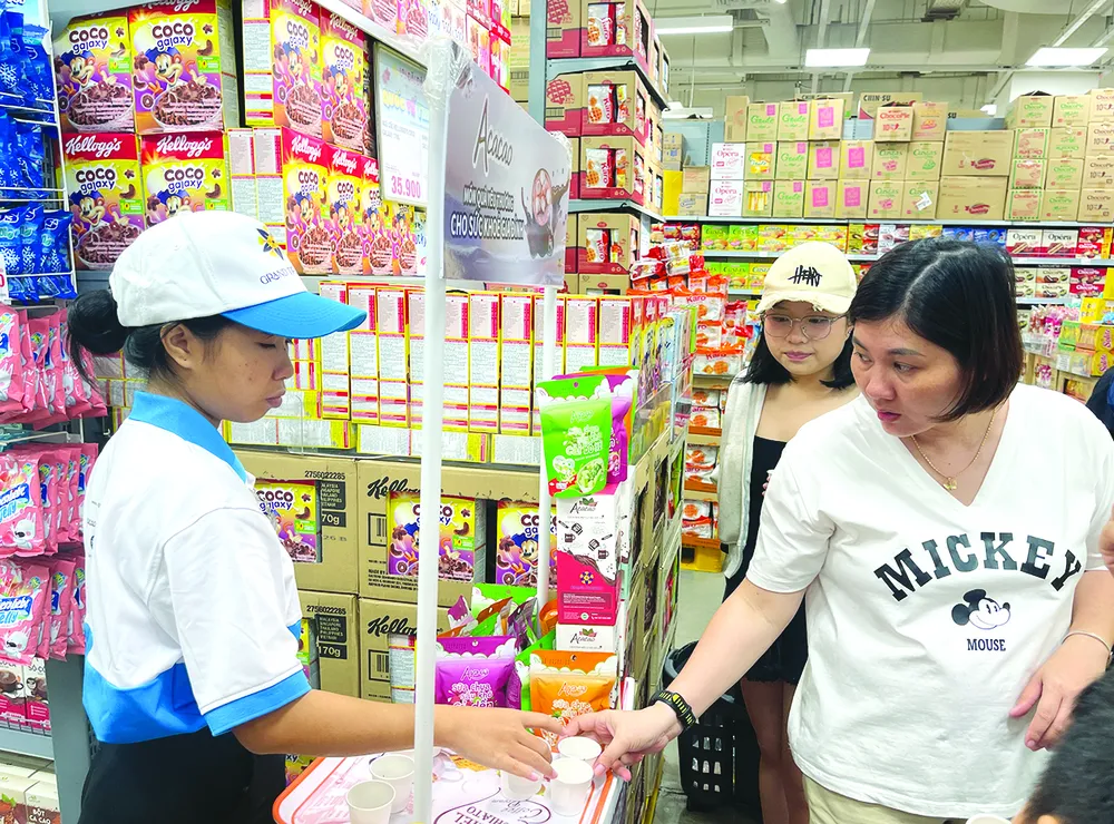 Người tiêu dùng trải nghiệm sản phẩm Việt tại một siêu thị ở TPHCM. Ảnh: Hoàng Hùng &1m.jpg