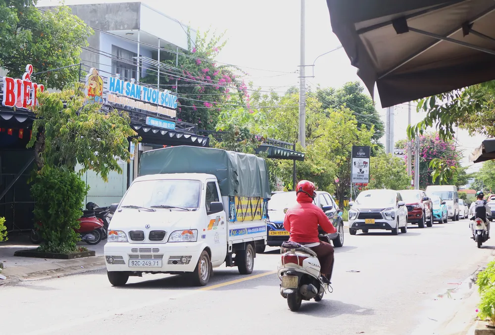 Xe né trạm thu phí, đi vào khu dân cư, dẫn đến tiềm ẩn nguy cơ tai nạn giao thông &4a.jpg