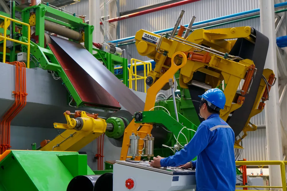 Dây chuyền sản xuất tôn màu xuất khẩu của Công ty CP tôn Đông Á. Ảnh: Hoàng Hùng &5B.jpg