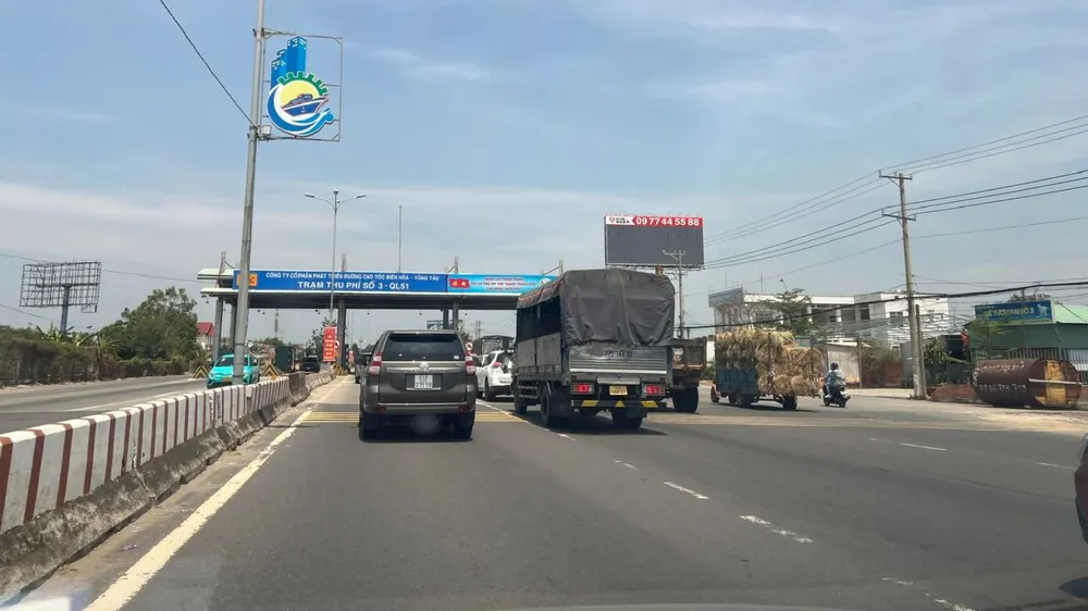 Ngày 1-10, xe qua trạm thu phí phải có tài khoản giao thông (ảnh chụp tại trạm thu phí số 3 - quốc lộ 51). Ảnh: QUỐC HÙNG &5c.jpg