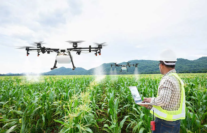 Dùng drone tưới cây tại một trang trại ở Pháp. Ảnh: CORD &8B.jpg