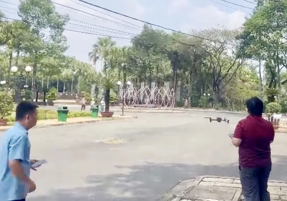 Nhân viên Trung tâm Ứng dụng Hệ thống thông tin địa lý (HCMGIS) dùng flycam thu thập dữ liệu Công viên Lịch sử - Văn hóa dân tộc B4a.jpg