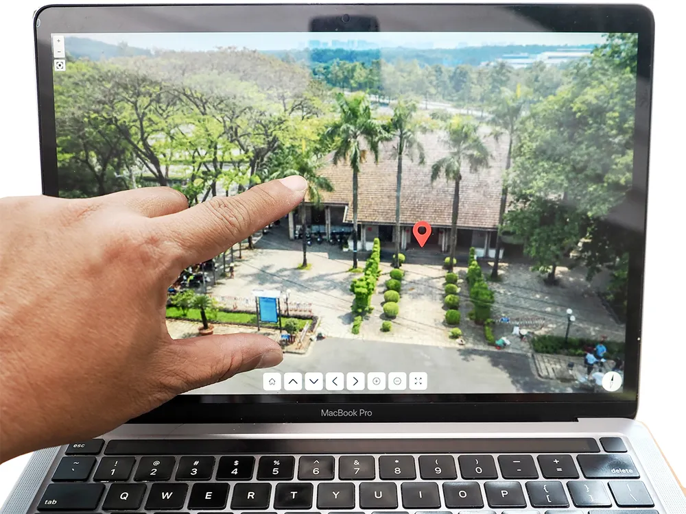 Tra cứu hình ảnh Công viên Lịch sử - Văn hóa dân tộc trên thiết bị điện tử thông minh qua bản đồ GIS. Ảnh: Hoàng Hùng B4b.jpg