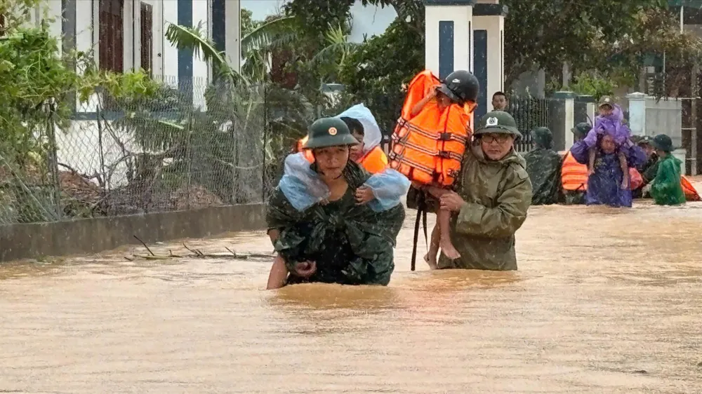Lữ đoàn Công binh 414 giúp đưa người dân xã Vạn An, Nghệ An bị cô lập trong mưa bão số 10 ra khỏi vùng bị ngập nặng B5B.jpg