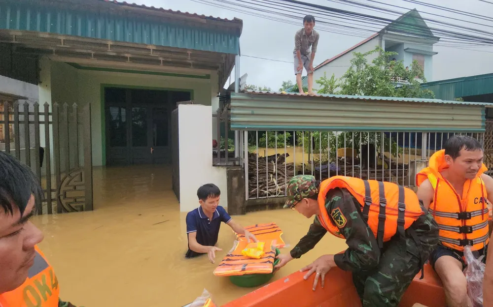 Lực lượng vũ trang tỉnh Thanh Hóa hỗ trợ, tiếp tế người dân vùng lũ xã Nông Cống. Ảnh: Dương Quang B5E.jpg