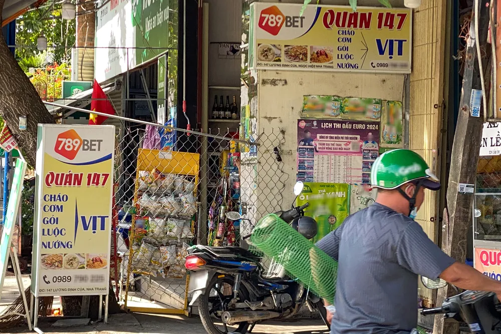Bảng hiệu in logo quảng cáo trang cờ bạc trực tuyến tại đường Lương Định Của (phường Tây Nha Trang)