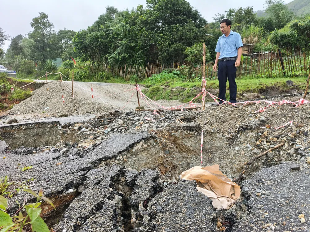 Quốc lộ 40B đoạn qua xã Tu Mơ Rông, tỉnh Quảng Ngãi bị sụt lún H4b.jpg