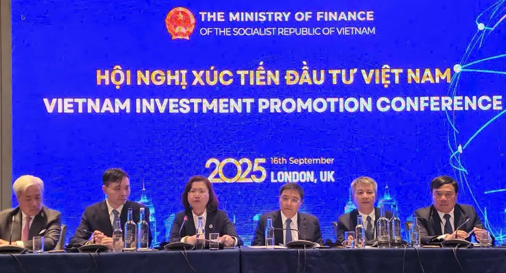Đoàn lãnh đạo Bộ Tài chính dự Hội nghị xúc tiến đầu tư tại London vào tháng 9-2025. Ảnh: Đình Bảo H5b.jpg
