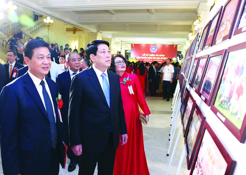 Chủ tịch nước Lương Cường xem trưng bày ảnh 80 năm Luật sư Việt Nam tại lễ kỷ niệm