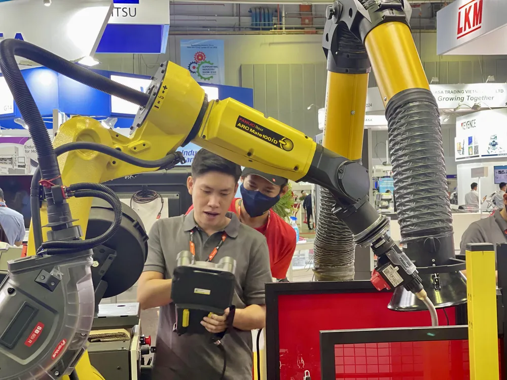 Robot AI và cánh tay robot đã xuất hiện nổi bật tại các triển lãm công nghiệp trong những năm gần đây. Ảnh: Hoàng Hùng J3b.jpg