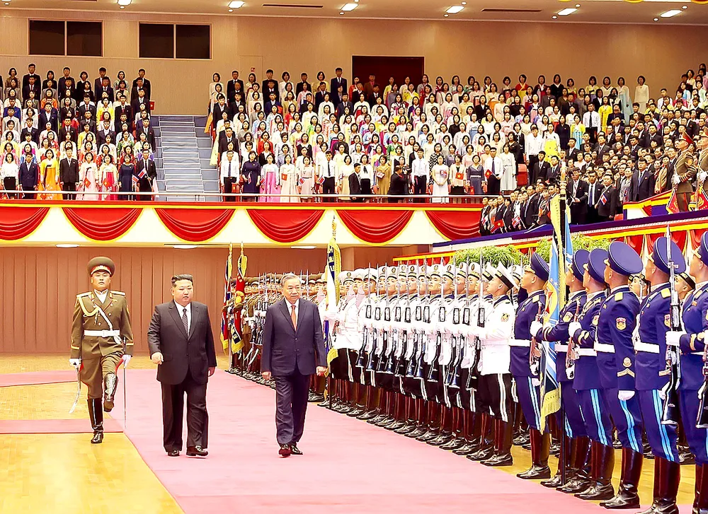 Tổng Bí thư Tô Lâm và Tổng Bí thư Đảng Lao động Triều Tiên, Chủ tịch Quốc vụ nước Cộng hòa Dân chủ Nhân dân Triều Tiên Kim Jong Un duyệt Đội danh dự tại lễ đón J8d.jpg
