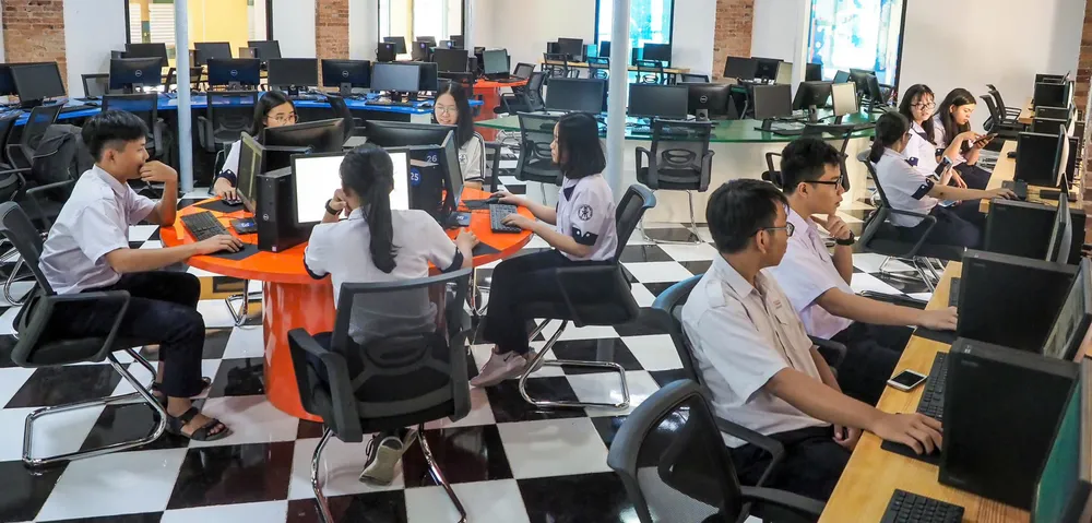 Học sinh Trường THPT chuyên Trần Đại Nghĩa học tập trong thư viện thông minh. Ảnh: HOÀNG HÙNG M9d.jpg