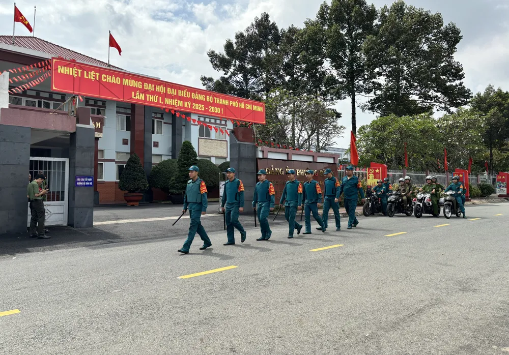 Lực lượng phường Dĩ An (TPHCM) tuần tra giữ gìn an ninh trật tự N4a.jpg